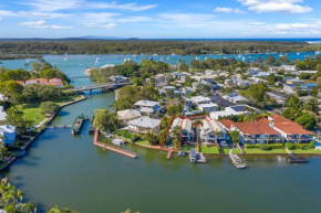 Gorgeous 3BR Noosa Property On The Water - Central Location With WIFI & Pool
